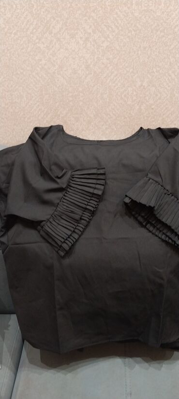 dini koynekler: Qara qadın köynəyi/bluz - Rəng: tam qara - Yaxa: dairəvi (crew-neck) -