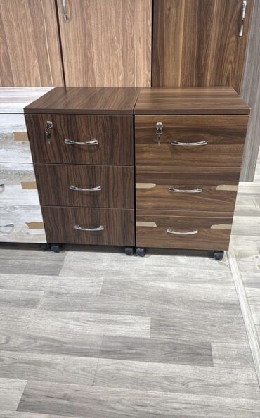 Ofis dəst mebeli: Ofis mebel dəsti Tərkib: - İş masası: ağ üst səth, qara metal karkas; — 10