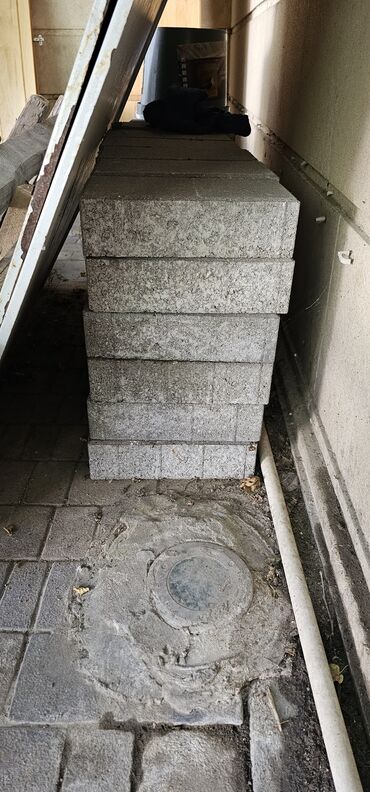 Tavan: Döşəmə işləri üçün möhkəm beton plitələr. Bu plitələr uzunmüddətli