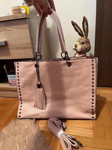 calvin klein srebrna torba: Kozna torba snizena alcija 800 din