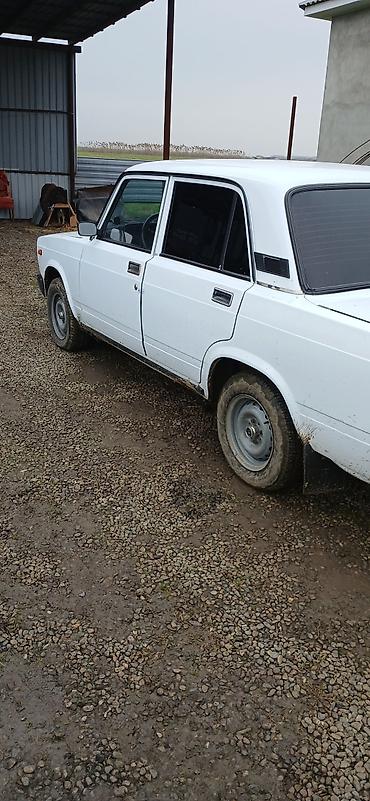 VAZ (LADA): VAZ 2107 sedan – ağ rəngli, 4 qapılı klassik kuzov. Mexaniki yan — 17