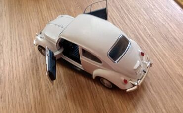 Toys: Nov metalni model automobila VW Buba. Mogu da mu se otvaraju vrata