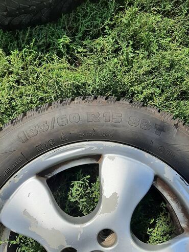 Gume i felne: 4 komada alu felne r15, sa 2 skoro nove i 2 polovne zimske gume. Na — 10