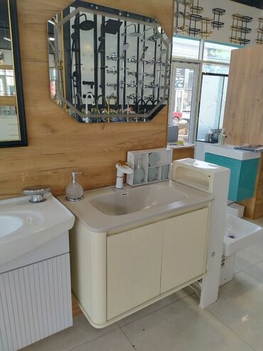 Hamam üçün nəzərdə tutulmuş bu funksional şkaf, yumşaq krem rəngli