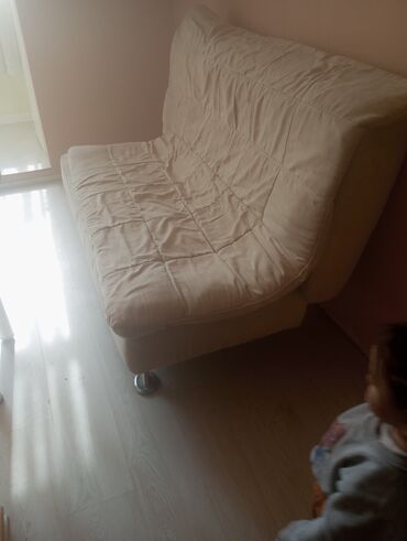 диваны маленькие: Прямой диван, цвет - Белый, Б/у