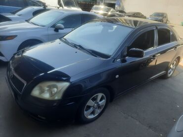 прессподборщик рулонный: Элегантный седан Toyota Avensis черного цвета, модель 2007 года