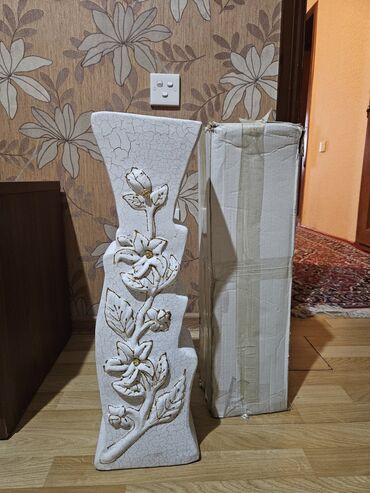 Güzgülər: Bir vaza, Keramika