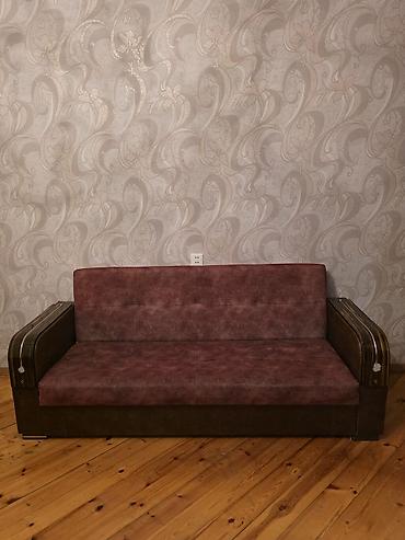 Bazalı divan - Rəng: tünd bənövşəyi oturacaq və söykənəcək, tünd