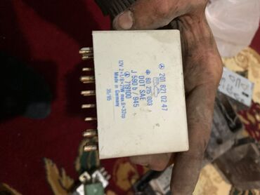 Maqnitofonlar: Bosch avtomobil maqnitofonu (head unit) üçün əsas blok və metal montaj — 19