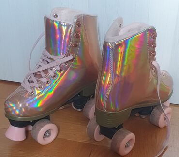 Roleri i rolšue: CC California skates, vrhunske rolšue zlatne boje kao roleri. Cerka je — 4