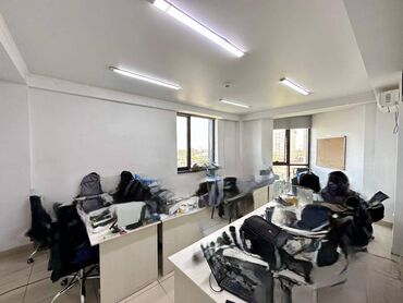 продаю офис 107 м² с ремонтом с мебелью административное здание 1 этаж: Сдаю Офис, 230 м², В административном здании, С отдельной кухней, С отдельным сан узлом, С системой безопасности