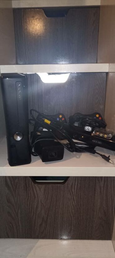 Xbox 360: Продаю xbox360 slim не прошитая в идеальном состоянии комплект 2