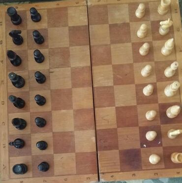 Dəbilqələr: Taxta materialdan hazırlanmış, açılıb-bağlanan şahmat dəsti. Dəstə ağ
