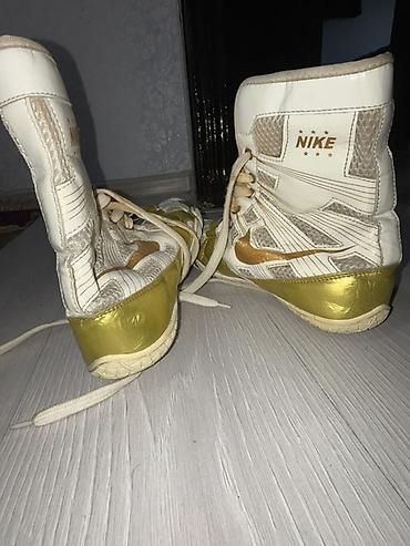 nike saat: Nike yüksək boğazlı idman ayaqqabısı - Rəng: ağ və qızılı detallar - — 1