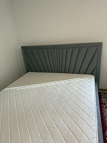 Двуспальная кровать, Б/у, С матрасом, длина - 210 см