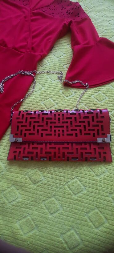 sako laneni: Prelepa crvena torbica sa rupicama, iznutra nije satenom,sa zlatnim