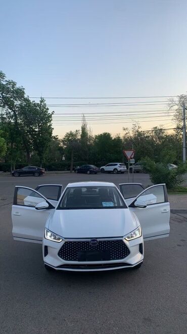 BYD: Машне бар Белый седан BYD e3 с черным кожаным салоном. Автомобиль