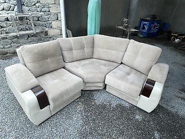 Divan və kreslo dəstləri: Bej rəngdə künc divan dəsti - Tərkib: 2 böyük üçoturacaqlı modul + — 6