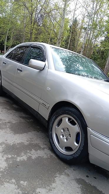 Mercedes-Benz: Mercedes-Benz E 230: 2.8 l | 1996 il Sedan — 2