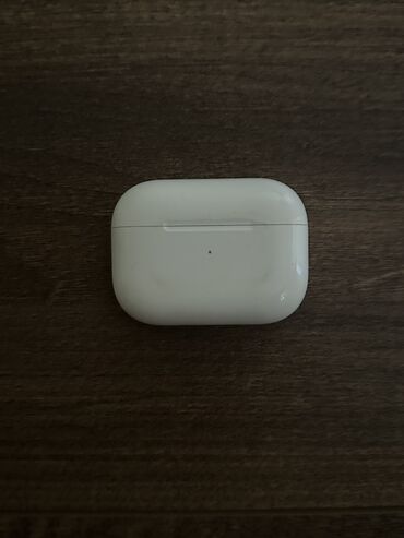 airpods qabları: AirPods Pro 1 the left earphone is cracking but both headphones are