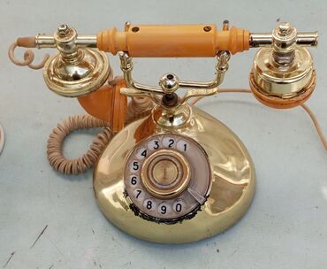 köhne eşyalar: Ötən əsrin 70 çi illərinə aid telefon aparatı. Digər elanlarımıza da