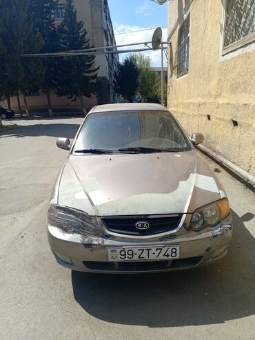 Kia Shuma modelinin sedan ban növünə malik avtomobili. Dörd qapılı bu
