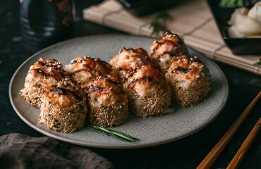 Готовые блюда, кулинария: Сеты роллов и суши - Тёплые роллы в хрустящей панировке: крупные — 32