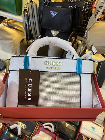 guess paket: GUESS mini əl çantası – “EST 1981” loqosu ilə - Model: top-handle — 2