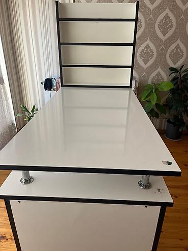 masa usdu: Ağ rəngdə dirnaq masasi - Material: MDF/laminat, ağ səth, qara kontur — 1