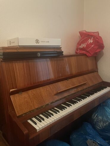 Sintezatorlar: Upright pianino – taxta korpuslu, klassik dizayn. - Ölçü: standart
