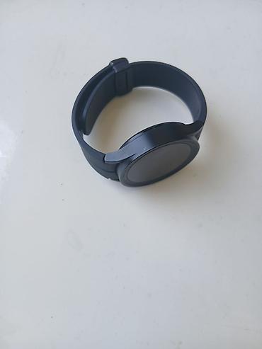 galaxy watch fe: Samsung Galaxy Watch (qara), maqnitli USB‑C simli şarj cihazı ilə — 6