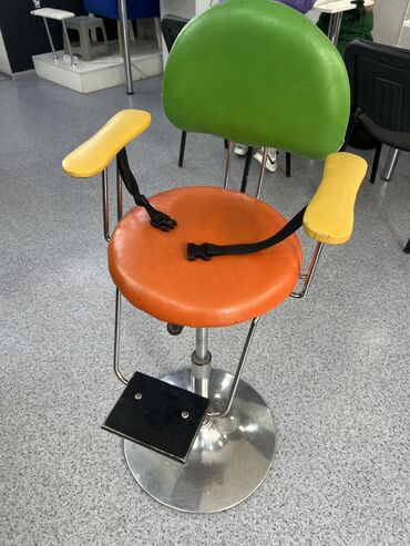 куплю кресло парикмахера: Продаю детский стол кресло для парикмахера в хорошем состоянии 4500