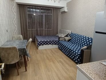 Uzunmüddətli kirayə mənzillər: Studio tipli, mətbəxlə birləşik rahat mənzil. Aşağıdakı mebel və — 8