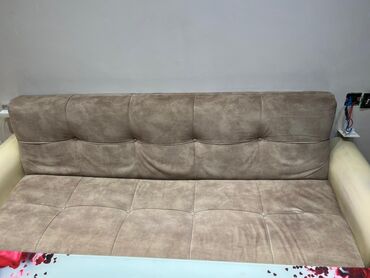 qaşıq dəst: Mebel dəsti – divan, çarpayı və stul - Divan: Açıq-bej rəngli, yumşaq