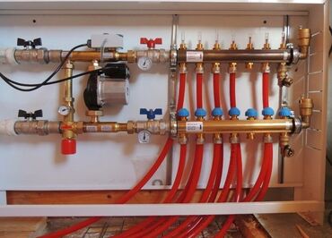Водяные тёплые полы: Элементы системы водяного теплого пола, включающие красные трубы — 4