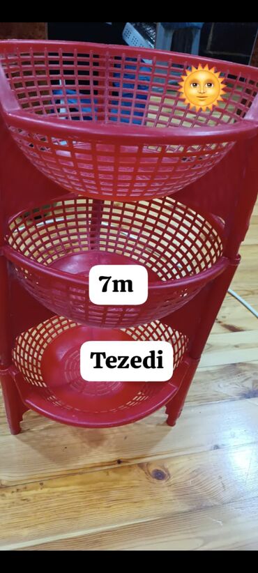 Digər qab-qacaq və mətbəx ləvazimatları: Qırmızı rəngdə olan, üç mərtəbəli, plastik tərəvəz və meyvə qabları