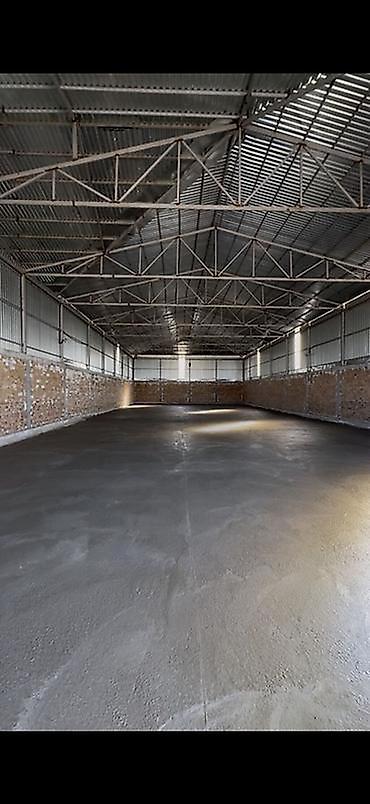 аренда коммерции: 1500 м², С парковкой, С высокими потолками — 1