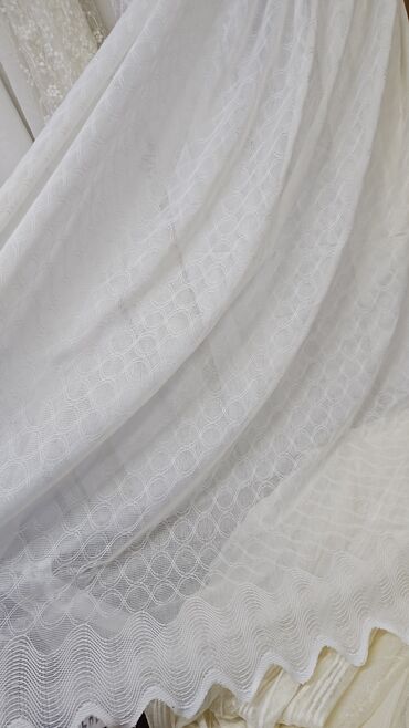 Parçalar: Ağ rəngli, nazik, şəffaf parçadır. Üzərində həndəsi naxışlar var — 3