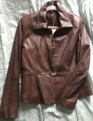 crvena kožna jakna: Kožna jakna, novo, kupljena u Turskoj. Ne odgovara velicina. Piše L