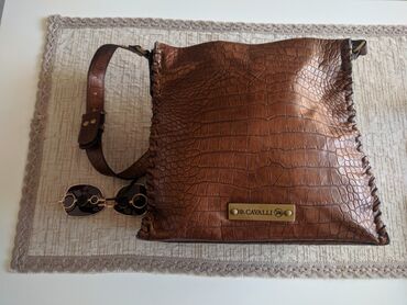 Handbags: B. CAVALLI nova torba. Sa dve strane braon krzno. Iznutra džep i zipp