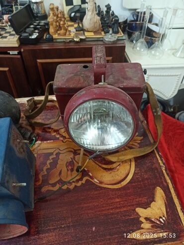 Çilçıraqlar: Dərin qırmızı rəngdə, metal korpuslu, vintage tipli axtarış fənəri