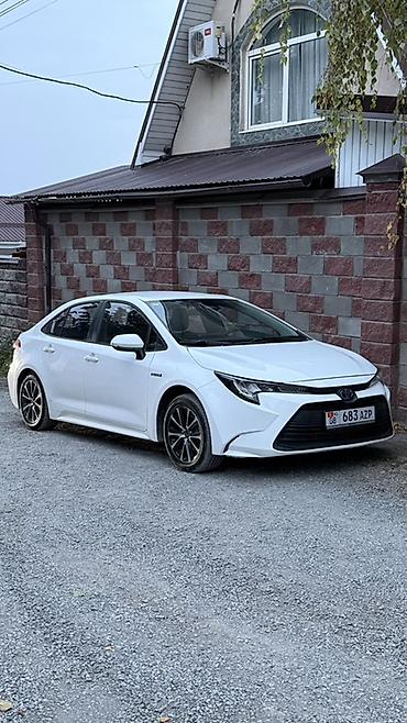 Toyota: Toyota Corolla: 2023 г., 1.8 л, Вариатор, Гибрид, Седан — 2