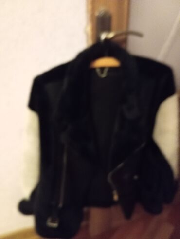 Kurtkalar: Qadın üst geyimləri paketi 1) Qara–ağ süni kürk gödəkçə - Arxa hissə — 2