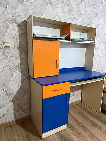 компьютеный стол: Письменный стол с надстройкой для учебы и работы. Особенности: - — 1