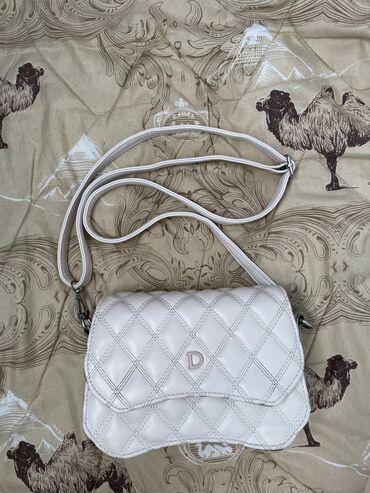 купить сумку шанель оригинал бу: Белая женская сумочка в хорошем состоянии