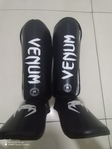 Borilački sportovi: Venum boxing kit includes 14 oz black boxing gloves with gold and — 7