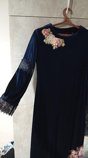 Платья на кыз узатуу: - Темно-синее бархатное платье миди с длинным рукавом. Акцент на — 1