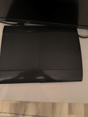 PS3 (Sony PlayStation 3): Qara rəngli Sony PlayStation 3 oyun konsolu. Evdə və ya istirahət