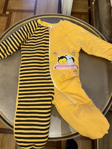 Boyunbağılar: Uşaq üçün yumşaq kombinezon/sleepsuit - Dizayn: Arı mövzulu, ön