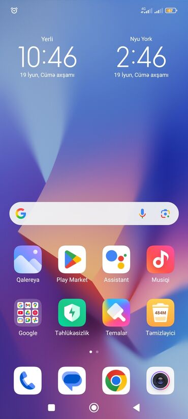 telfon qabi: Redmi Note 10 modeli, tünd yaşıl rəngli arxa paneli və üç kamera